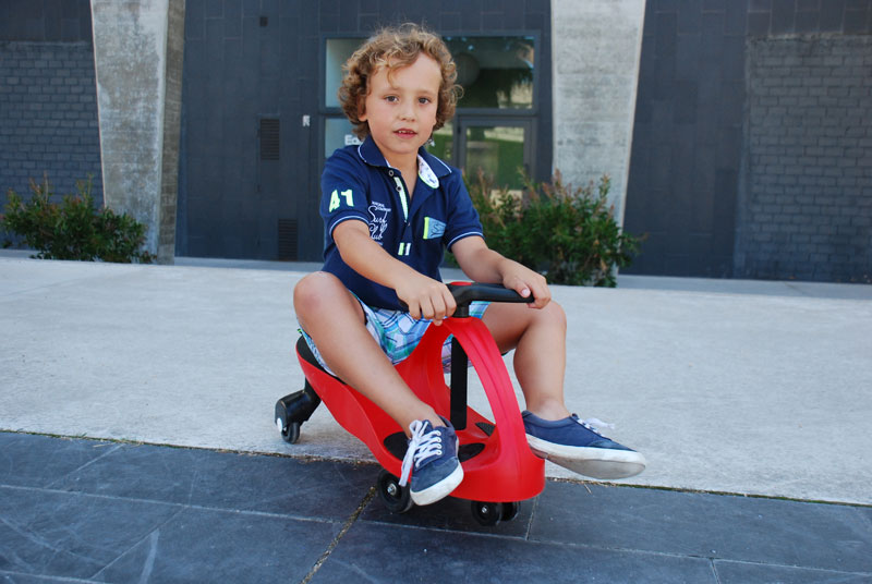 Con Didicar Original no importa la edad que tengas siempre lo pasarás en grande como un niño pequeño. Es muy intuitivo, no necesita pilas, ni baterías para moverse.